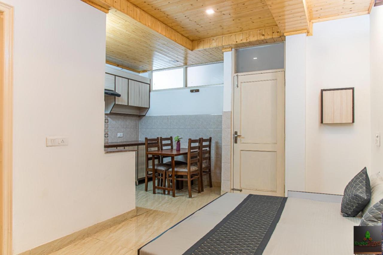 The Western Heights: Peaceful Family With Private Balconies Apartment *