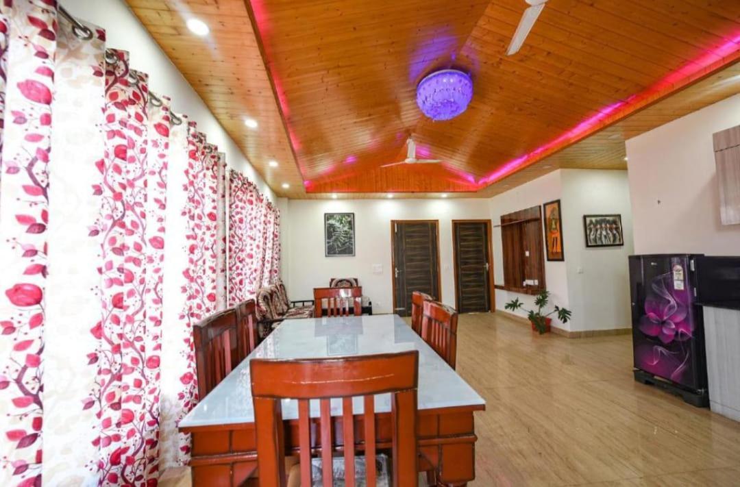 The Western Heights: Peaceful Family With Private Balconies Apartment