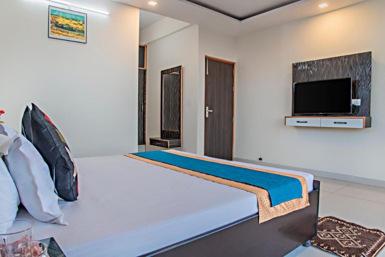 The Western Heights: Peaceful Family With Private Balconies Apartment
