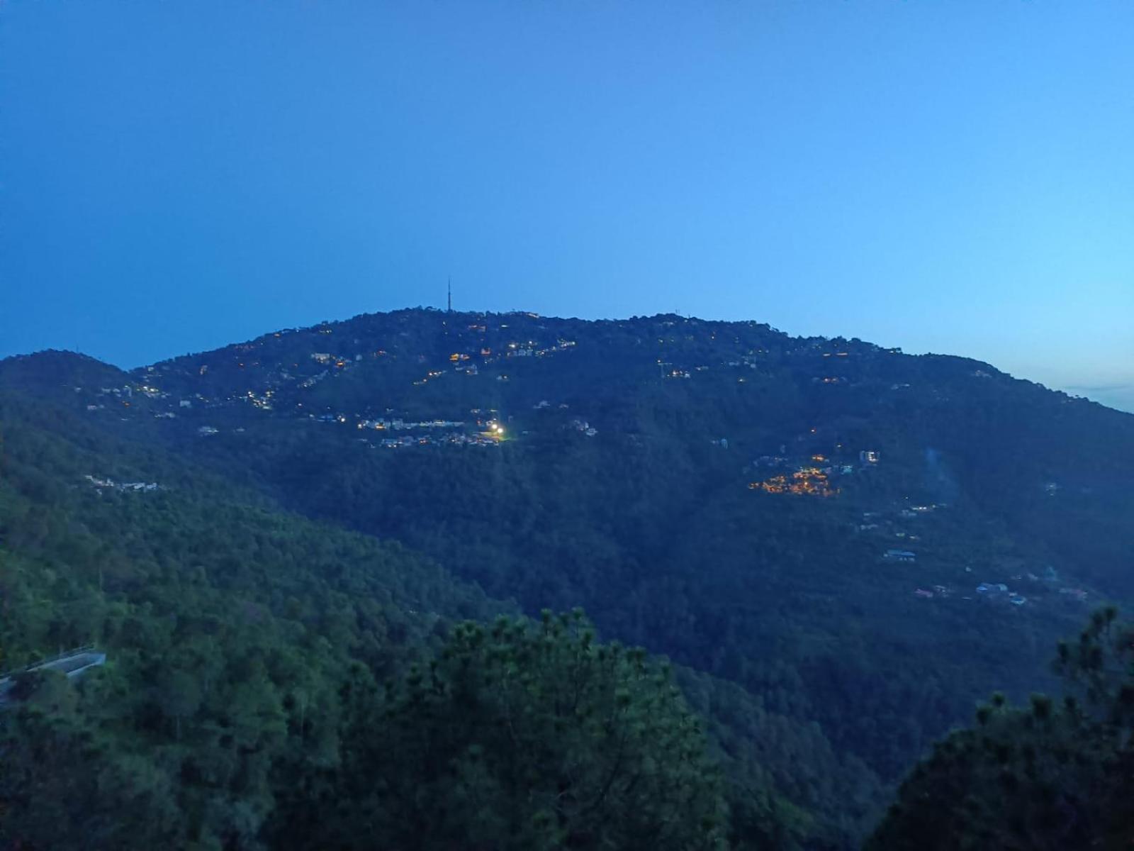 The Western Heights: Peaceful Family With Private Balconies Apartment *